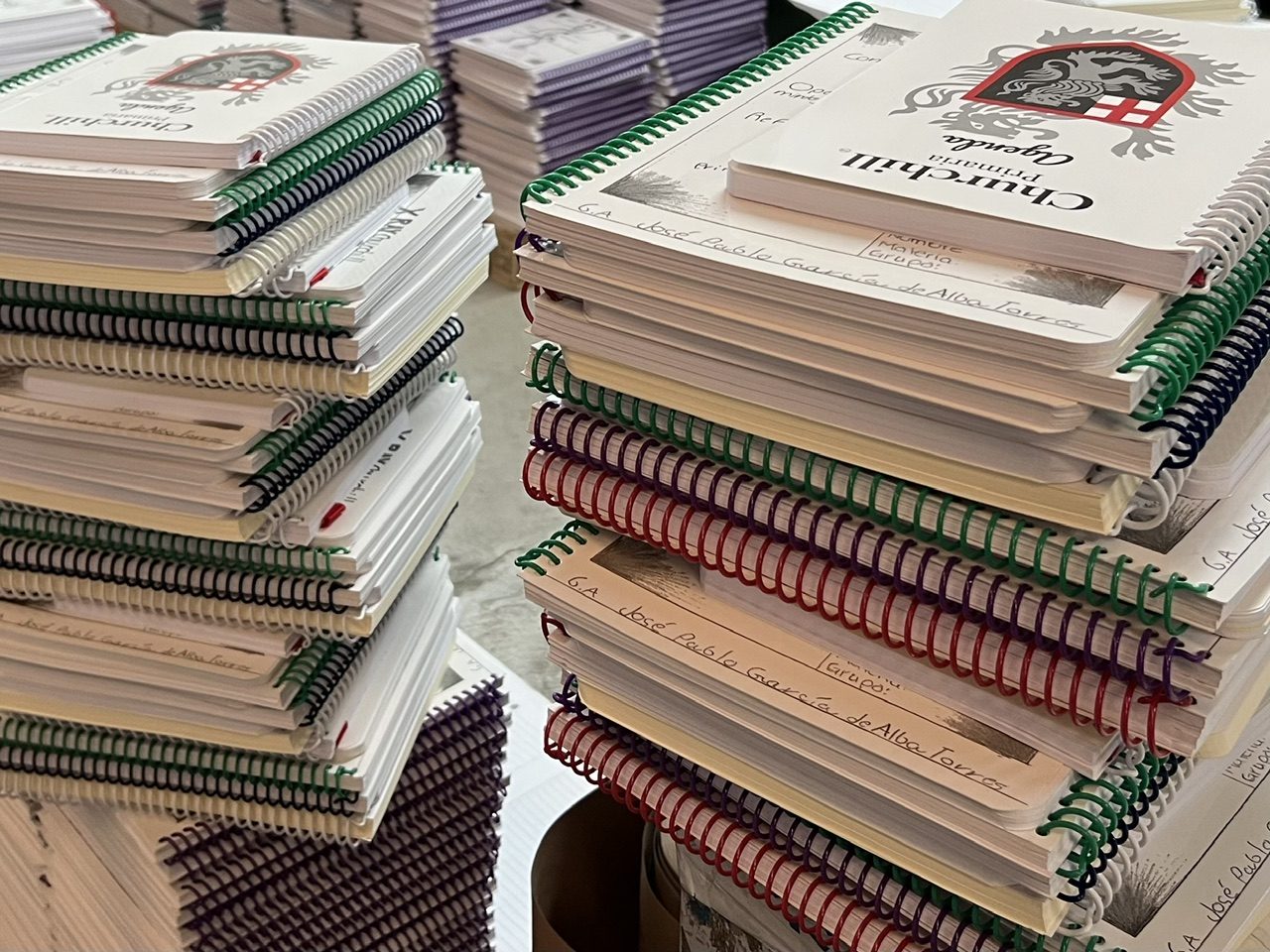 Pilas de agendas escolares personalizadas con espiral