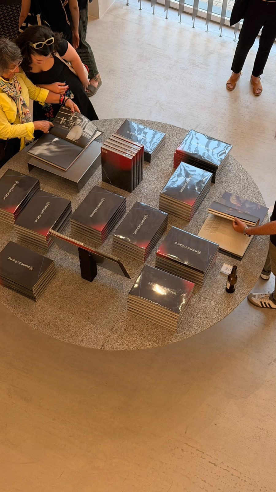 Libros terminados exhibidos en una presentación