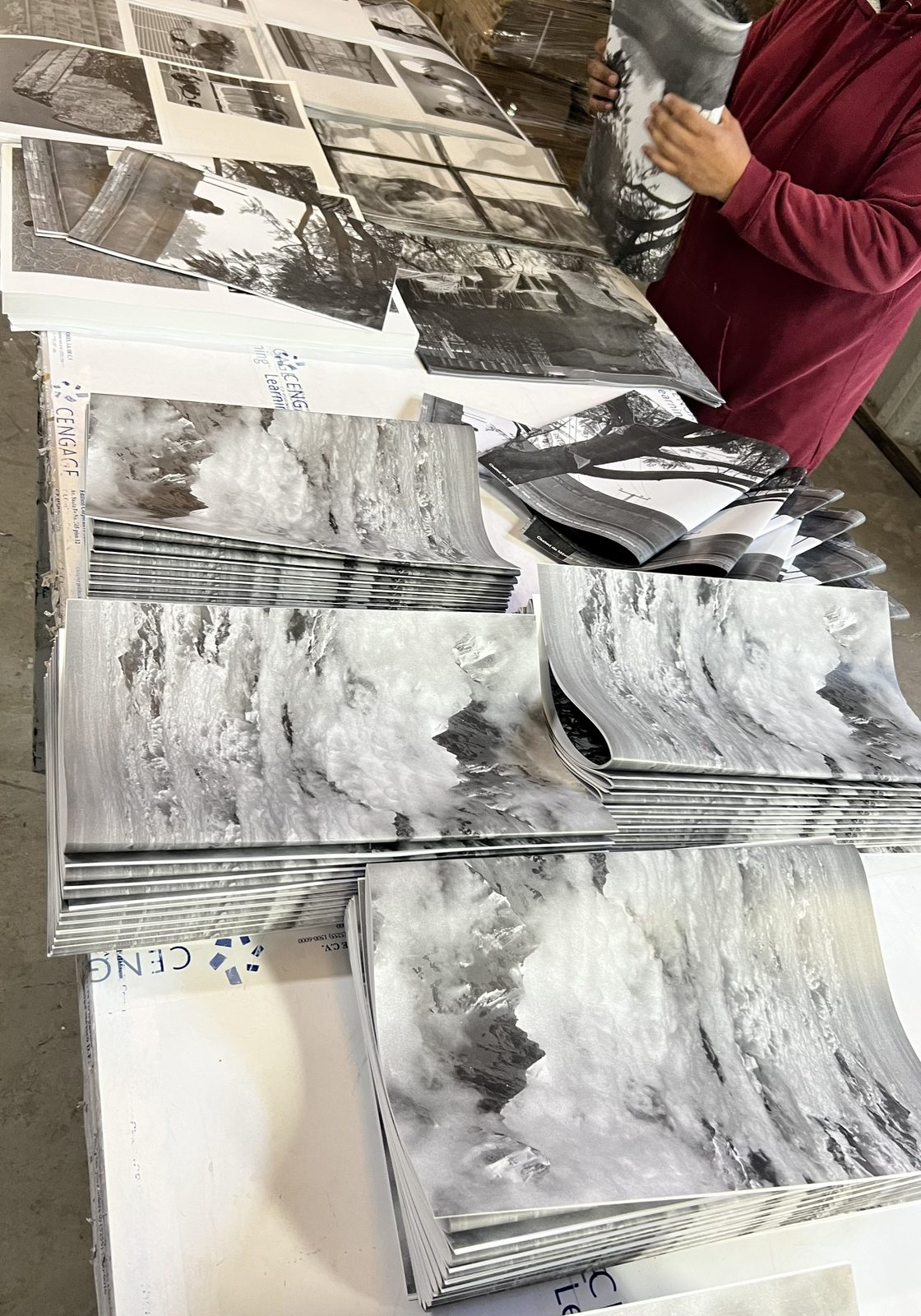 Revisión manual de libros de fotografía recién impresos